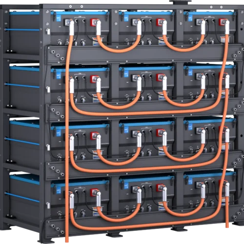 Industriella batterimoduler i rack med orange kablar