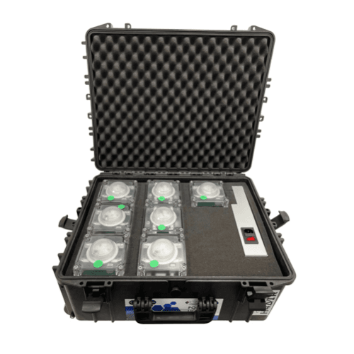 Öppen svart väska med elektronikmoduler