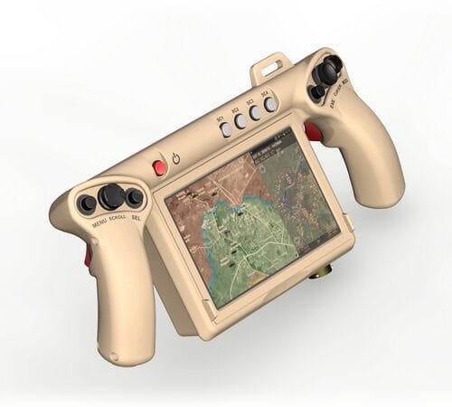 Handkontroll med inbyggd skärm och kartvy.