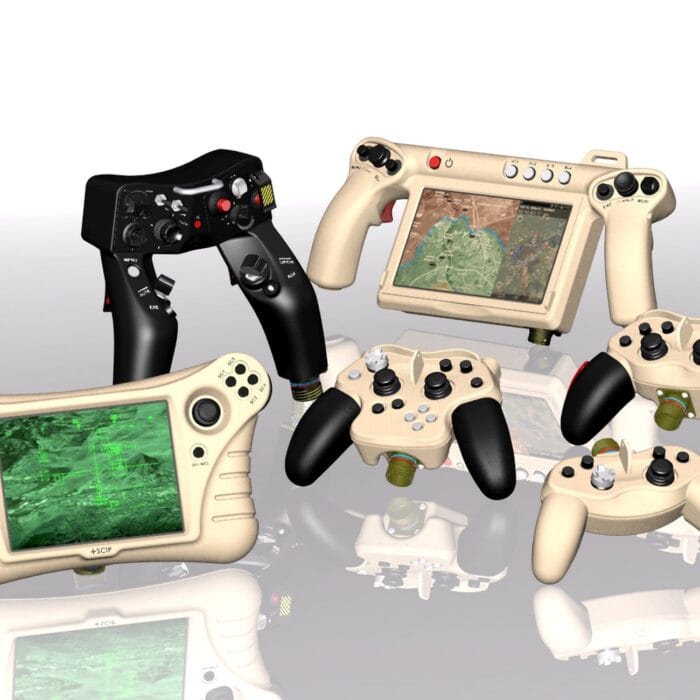 Flera spelkontroller med skärmar och knappar