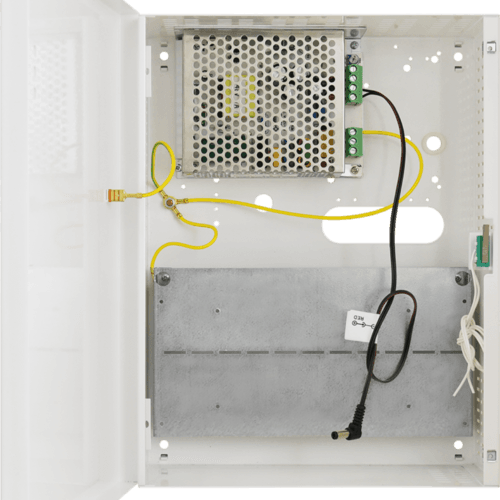 Öppen telekommunikationsbox med kablar och komponenter