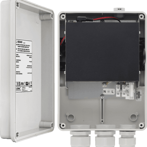 Öppen kopplingsdosa med etikett och anslutningar