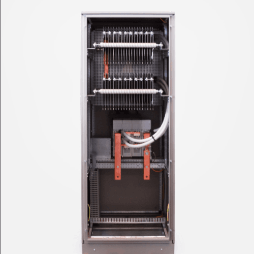 Metallskåp med elektriska komponenter inuti.