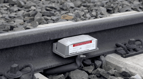 Sensor monterad på järnvägsräls
