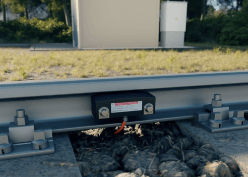 Järnvägsräls med teknisk anordning