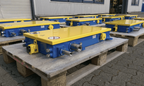 Industriella maskiner på lastpallar utomhus