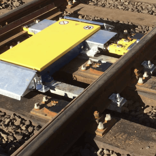 Gult plåtlock på järnvägsspår