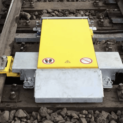 Gul mekanism på järnvägsspår