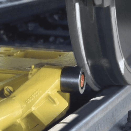 Tåg hjul på järnvägsspår med säkerhetssystem