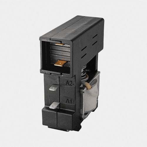 Svart elektriskt relä med synlig spole