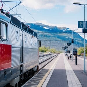 Tåg vid perrong med berg i bakgrunden