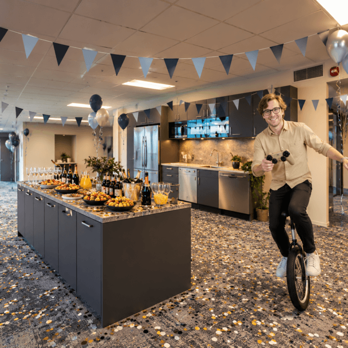 Man cyklar enhjuling på festdekorerat kontor