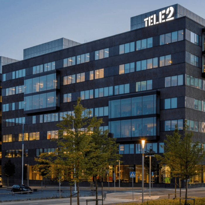 Tele2:s kontorsbyggnad i skymningen