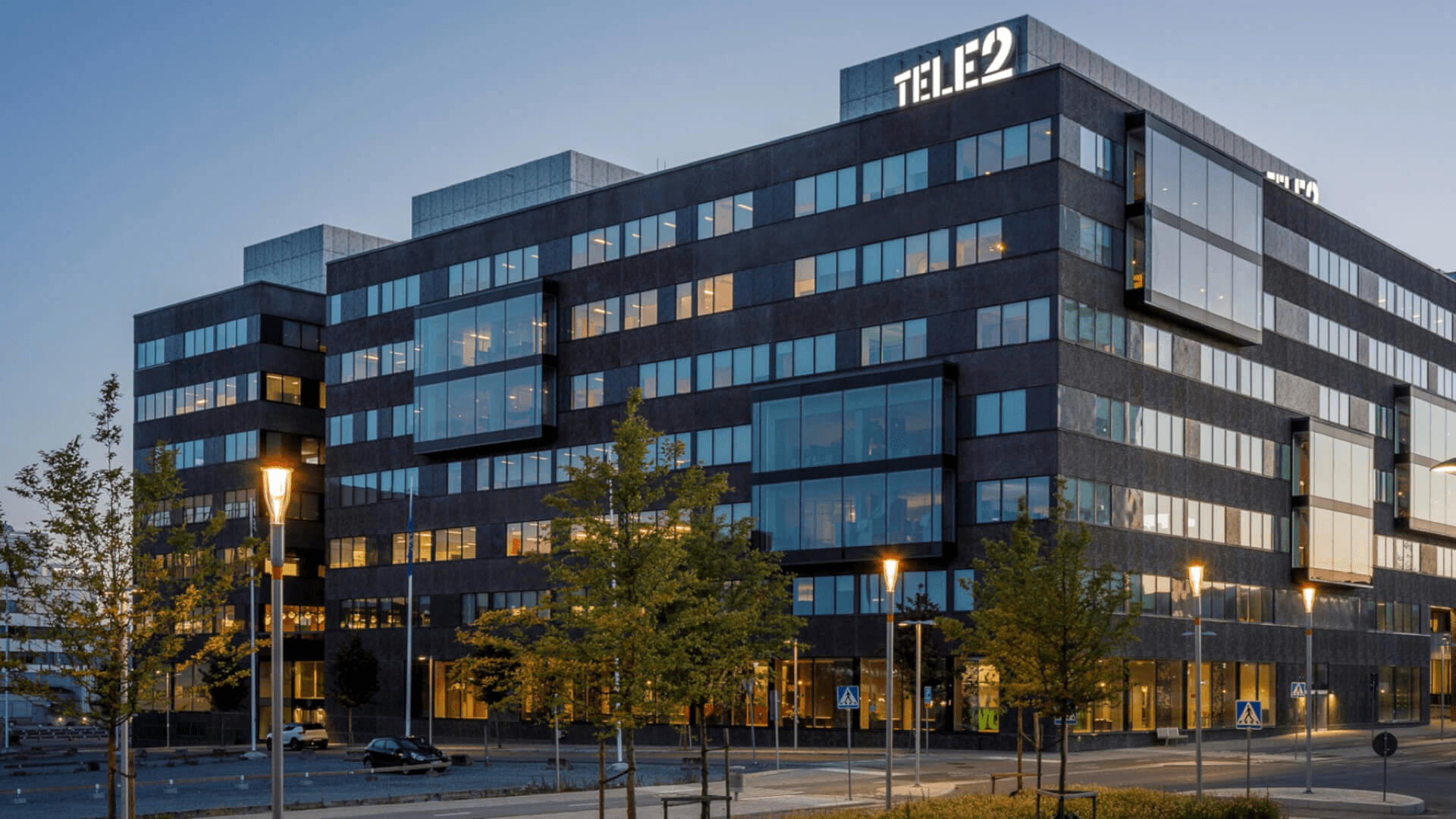 Tele2s kontorbygning i skumringen