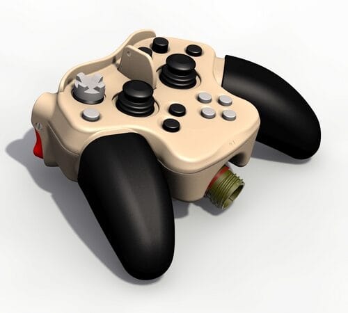 Beige spelkontroll med svarta handtag och analoga spakar