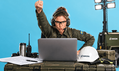 Kvinnlig operatör vid laptop med svensk flagga på uniformen