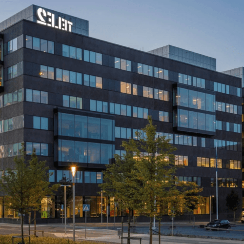 Modern kontorsbyggnad med Select-skylt i kvällsljus.